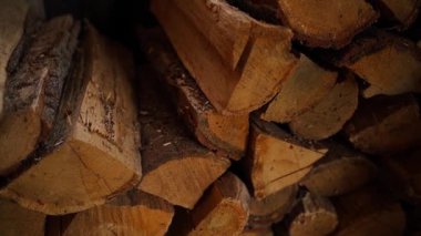Evi ısıtmak için meşe yakacak odununun yanında düzgün kamera hareketi, yakın plan. Yüksek kaliteli FullHD görüntüler