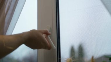 Bir kır evinde havalandırma penceresi açmak. Yüksek kalite 4k görüntü