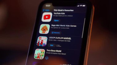 Kyiv, Ukrayna - 1 Aralık 2025: Lego duplo marvel uygulamasını indirip açıyorum. Yüksek kalite 4k görüntü