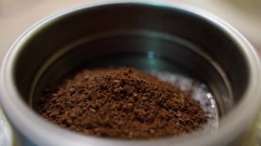 Bir gayzer kahve makinesine taze kahve dolduruyorum, yakın plan. Yüksek kalite 4k görüntü