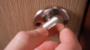İçeriden bir kapı kilidi açmak, yakın plan. Yüksek kalite 4k görüntü