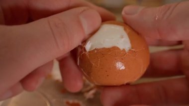 Kolayca soyulan tavuk yumurtası, yakın plan. Yüksek kalite 4k görüntü