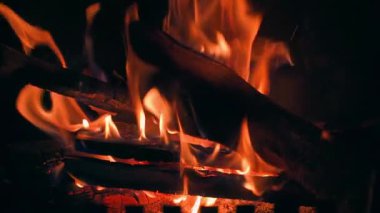 Karanlıkta şöminenin içinde odunların yavaş yavaş yanması. Yüksek kaliteli FullHD görüntüler