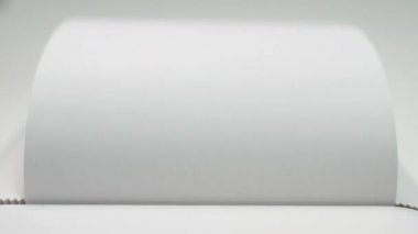 Sahte kelimesi beyaz kağıda basılmış büyük siyah harflerle, yakın plan. Yüksek kalite 4k görüntü