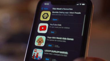 Kyiv, Ukrayna - 1 Aralık 2025: YouTube Çocuk mobil uygulamasını Uygulama Mağazasında indiriyorum, yakın plan. Yüksek kalite 4k görüntü