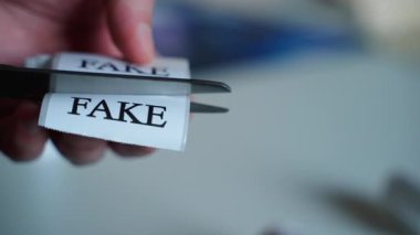 Makas, arka planda bulanık bir çekimde 