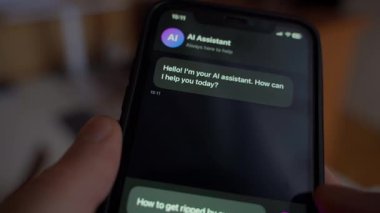 Kullanıcı, yapay zeka asistanına yaz için nasıl forma gireceğini sorar. Yapay zeka asistanı olan mobil bir uygulamanın yakın çekimi. Yüksek kalite 4k görüntü