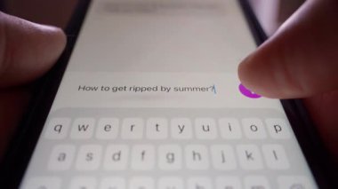 Yapay zeka sohbetinin olduğu mobil bir uygulamada, kullanıcı yaz için nasıl kas yapılacağını sorar, yakın plan. Yüksek kalite 4k görüntü