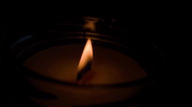 Karanlıkta mum ateşi çok yakıyor. Yüksek kaliteli FullHD görüntüler