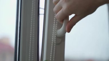 Elle havalandırma modundan pencereyi kapatır. Yüksek kalite 4k görüntü