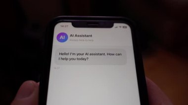 Bir yapay zeka asistanıyla mobil uygulama eğitimi hakkında konuşmak, yakın plan. Yüksek kalite 4k görüntü