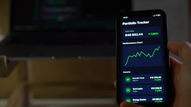 Gergin kullanıcı telefonu, borsa ve kişisel varlık portföyünü izlemek için açık uygulamayla tutuyor. Yüksek kalite 4k görüntü