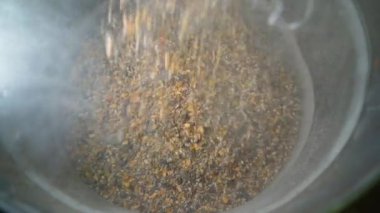 Tavuk yemi karışımı ağır çekimde demir bir fıçıya dökülür. Yüksek kaliteli FullHD görüntüler