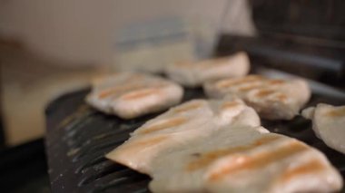 Elektrikli ızgarada ızgara yapılan tavuk filetosu üzerinde yumuşak kamera hareketi. Yüksek kaliteli FullHD görüntüler