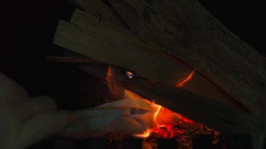 Şöminede ateş yakmak, bir sayfa kağıtla, yakın plan. Yüksek kalite 4k görüntü