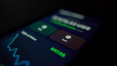 Mobil uygulama kripto para birimleri dünyasında faaliyet gösteriyor. Odaklanan satış düğmesine yakın çekim. Yüksek kalite 4k görüntü
