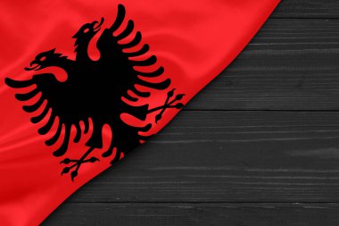 Arnavutluk bayrağı metin başlığı için yer açtı