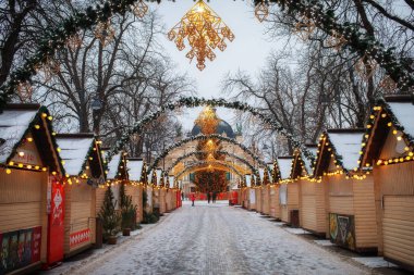 LVIV, UKRAINE - 14 Ocak 2021: Noel ve Yeni Yıl ağacı ve kışın panayır