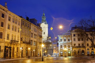 LVIV, UKRAINE - 14 Ocak 2021: Noel ve Yeni Yıl ağacı ve kışın panayır