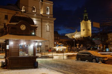 LVIV, UKRAINE - 14 Ocak 2021: Noel ve Yeni Yıl ağacı ve kışın panayır