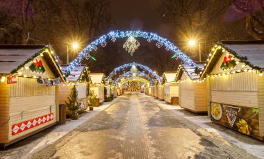 LVIV, UKRAINE - 14 Ocak 2021: Noel ve Yeni Yıl ağacı ve kışın panayır