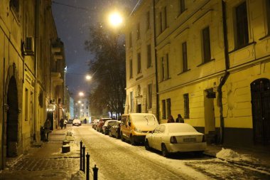 LVIV, UKRAINE - 17 Ocak 2021: Geceleyin antik şehir