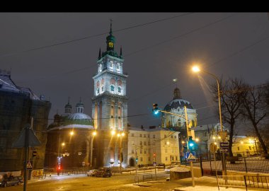 LVIV, UKRAINE - 17 Ocak 2021: Geceleyin antik şehir