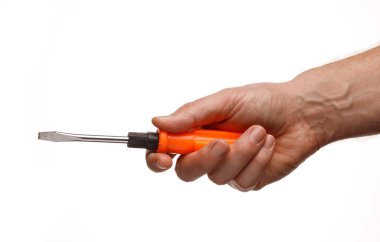 Beyaz arka plandaki bir adamın elindeki tornavida...