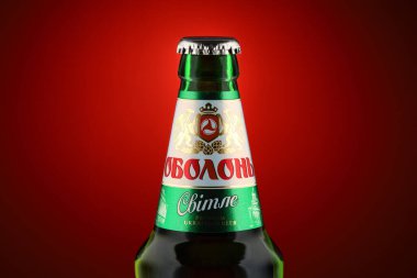 LVIV, UKRAINE - 4 Ocak 2021: Cam bir şişede Obolon Ukrayna birası
