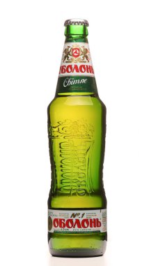 LVIV, UKRAINE - 4 Ocak 2021: Cam bir şişede Obolon Ukrayna birası