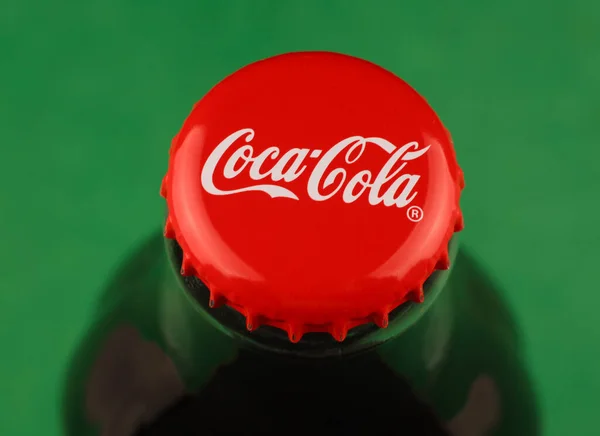 Lviv Ukraine 2021年1月4日 可口可乐在瓶中饮用 红色瓶盖为绿色背景 — 图库照片