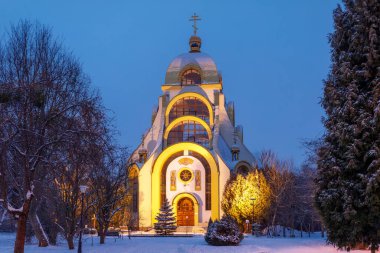 LVIV, UKRAINE - 14 Ocak 2021: Büyük Şehitler Kilisesi Boris ve Gleb, kış ve gece