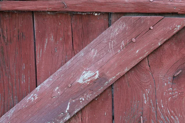 Alte Rote Holztür Und Rustikaler Hintergrund Nahaufnahme — Stockfoto