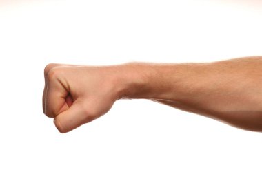 İrade, direniş ve saldırganlığın sembolü olarak beyaz bir arka plana yumruk.