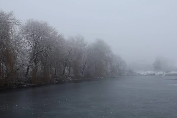 Όμορφη Χειμερινή Λίμνη Ομίχλη Και Χειμερινό Τοπίο — Φωτογραφία Αρχείου