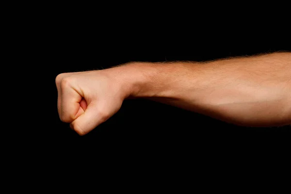 Siyah arkaplanda yumruk, yakın plan.