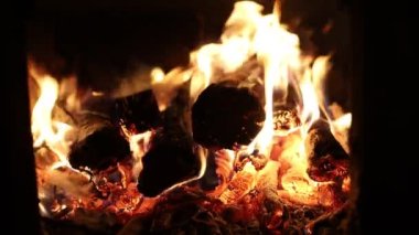 Şöminede yakacak odun ya da soba sesi ile yakın plan.