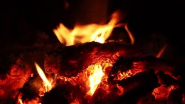 Şöminede bir ses ile bir ateş yanıyor.