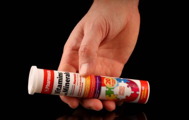 LVIV, UKRAINE - 11 Aralık 2020: Çözülebilir tabletlerdeki vitamin ve mineraller