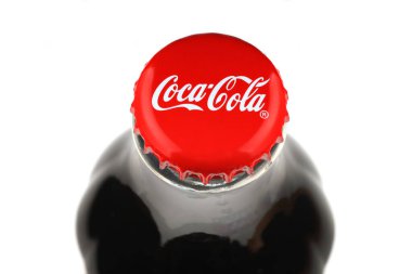 LVIV, UKRAINE - 11 Aralık 2020: Beyaz arkaplan manzaralı Coca Cola marka cam şişe