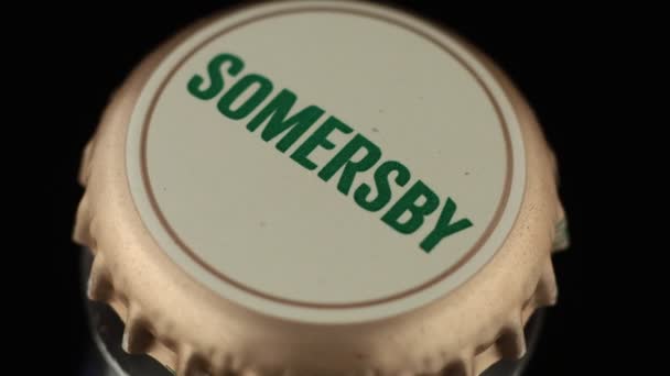 Lviv Ukraine Dezember 2020 Somersby Blueberry Cider Flaschenoberseite Und Deckel — Stockvideo