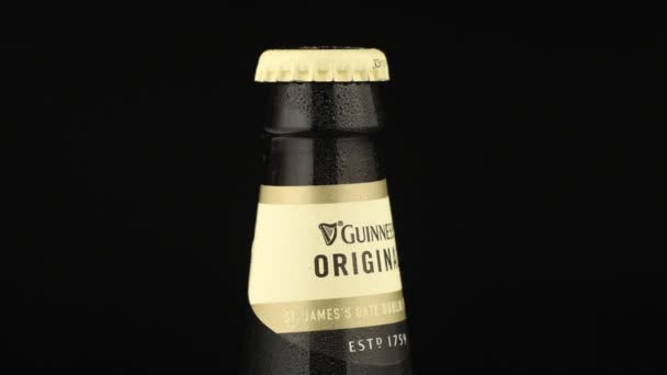 Lviv Ucrania Diciembre 2020 Cerveza Guinness Una Botella Vidrio — Vídeo de stock