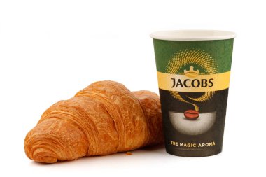 LVIV, UKRAINE - 26 Kasım 2020: Jacobs kahve ve beyaz izole edilmiş kruvasan