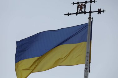 LVIV, UKRAINE - Kasım 04, 2020: Lviv High Castle sarı ve mavi bayrak