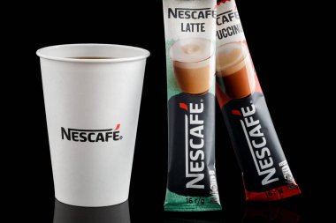 LVIV, UKRAINE - 20 Kasım 2020: Kağıt bardak ve kahve etiketlerinde Nescafe kahvesi