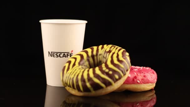 Lviv Ukraine 2020 November Nescafe Kávé Papírpohárban Fekete Alapon — Stock videók