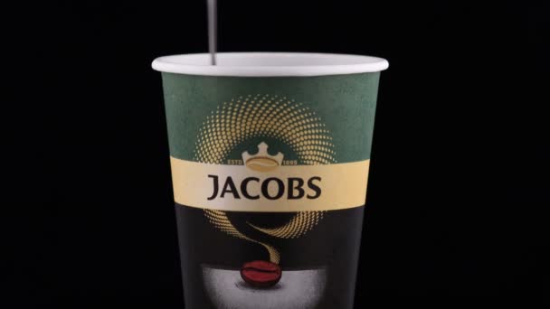 Lviv Ukraine Listopada 2020 Kawa Jacobs Papierowym Kubku Czarnym Tle — Wideo stockowe