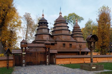 LVIV, UKRAINE - 28 Ekim 2020: Shevchenkivskyi Hai Müzesindeki antik ahşap kilise