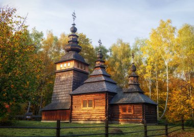 LVIV, UKRAINE - 28 Ekim 2020: Shevchenkivskyi Hai Müzesindeki antik ahşap kilise