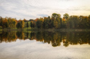 Göl ve güzel sonbahar manzarası yansımalı.